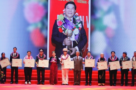  Vinh danh 15 tập thể, cá nhân xuất sắc năm 2015